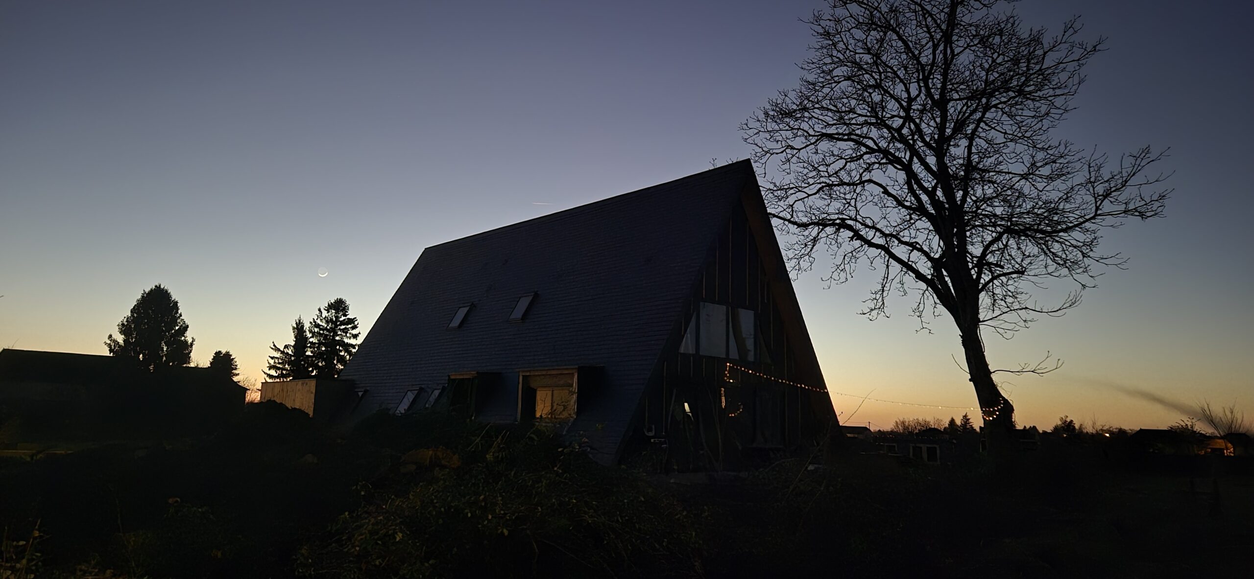 Maison en A de Nathalie Othats Lagréou au crépuscule dans le Béarn