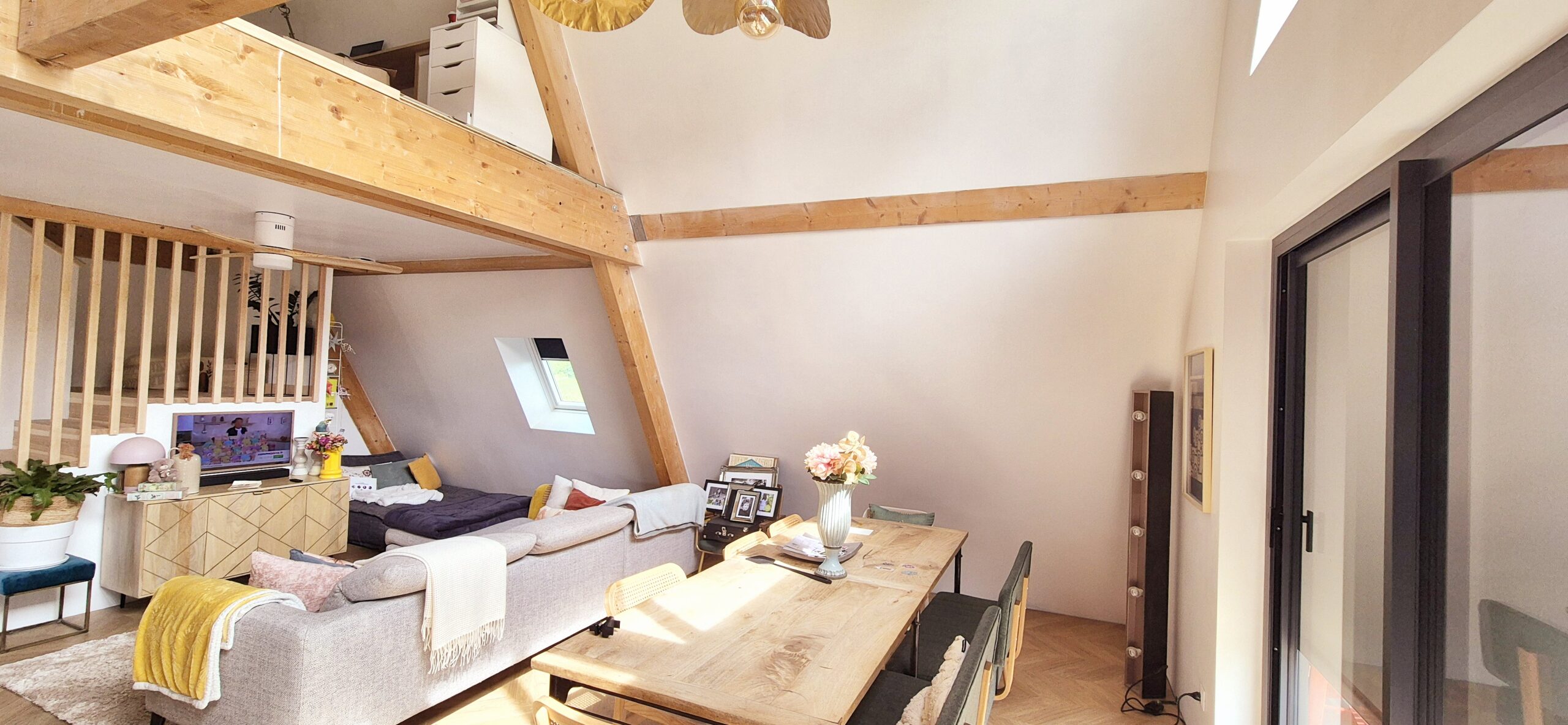 Lumière naturelle et volumes intérieurs dans la maison en A de Maisonena